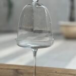 Plato con pie y campana