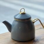 Pava enlosada gris con detalles dorados – 2,8 litros