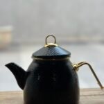 Pava enlosada negra con detalles dorados – 2,8 litros