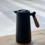 Jarra térmica negra con asa de bambú