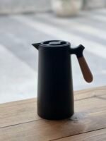 Jarra térmica negra con asa de bambú