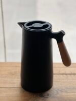 Jarra térmica negra con asa de bambú - Image 2