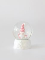 Bola de Nieve Navideña Duende Rosa – 8 x 8 x 11 cm