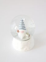 Bola de Nieve Navideña Duende Azul – 8 x 8 x 11 cm - Image 2